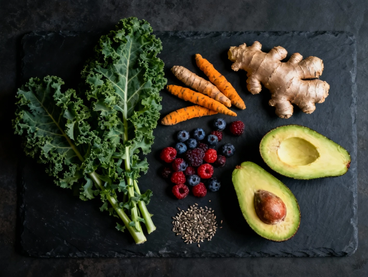 Legumes frais et superaliments sur ardoise